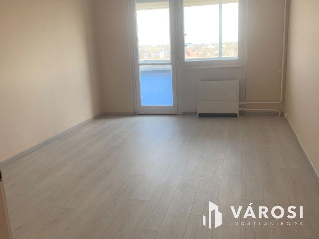 Teljeskörűen  felújított lakás az újkertben eladó