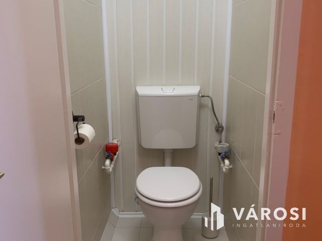 Teljeskörűen  felújított lakás az újkertben eladó