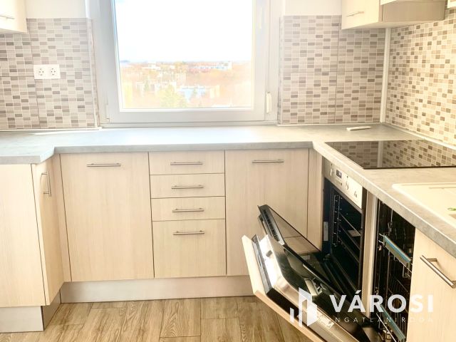 Teljeskörűen  felújított lakás az újkertben eladó