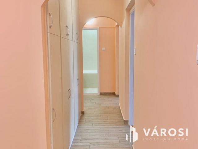 Teljeskörűen  felújított lakás az újkertben eladó