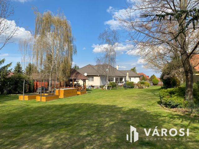 Világos, tágas családi ház nagy kerttel Győrújbaráton
