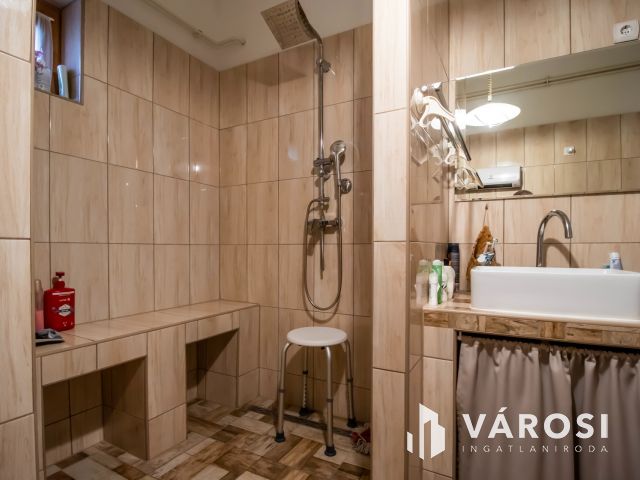 Két lakrészes 5 szobás házrész, saját kertrésszel