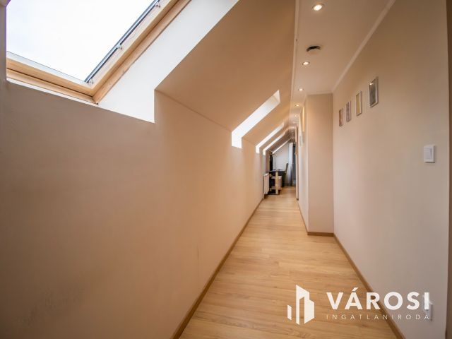 Két lakrészes 5 szobás házrész, saját kertrésszel