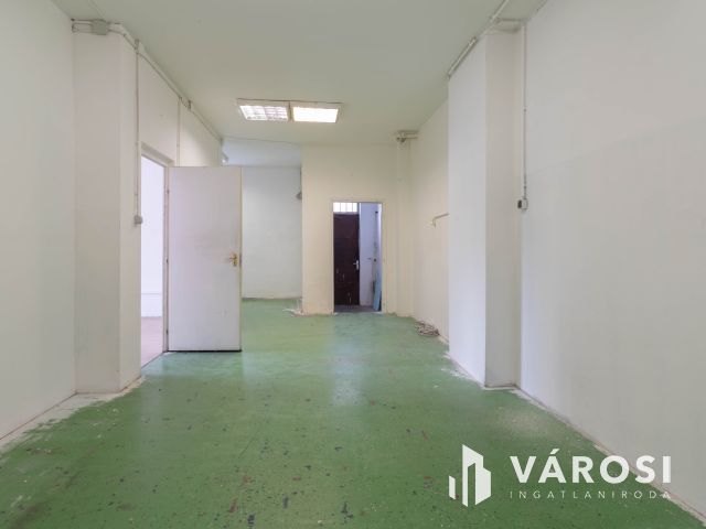 59 m2-es, klímás iroda saját raktárral és mosdóval kiadó