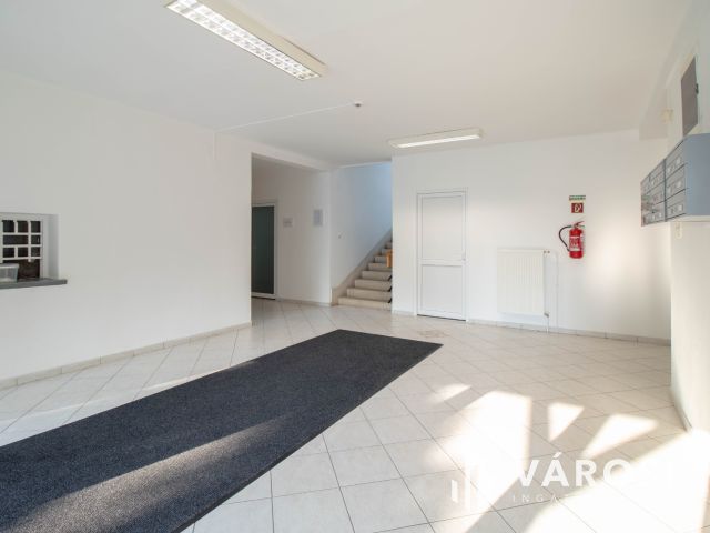 21 m2-es, részben berendezett, emeleti iroda a Pesti úton