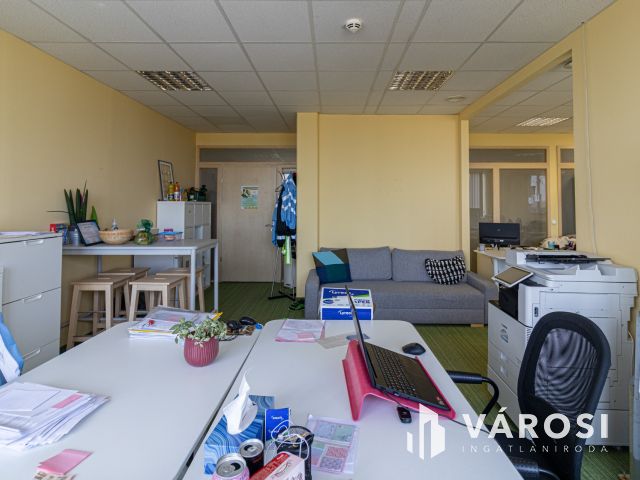 81 m2-es portaszolgálatos iroda a Jászberényi úton!