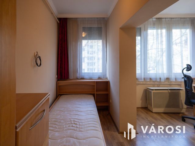 Belvárosi lakás, felújítva – csak költözni kell!