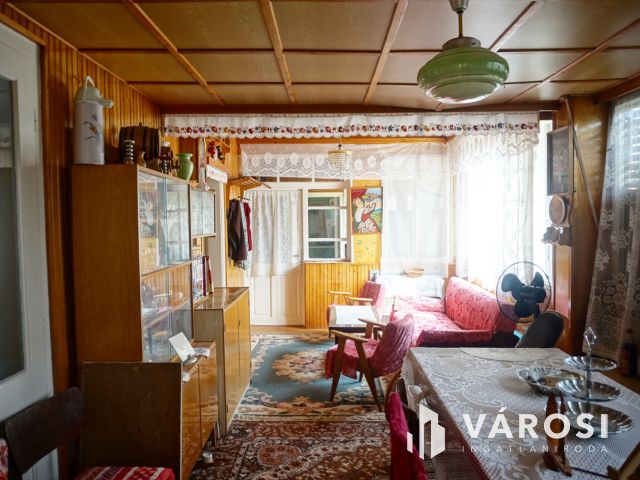 Jó állapotú, retró stílusú családi ház borospincével!