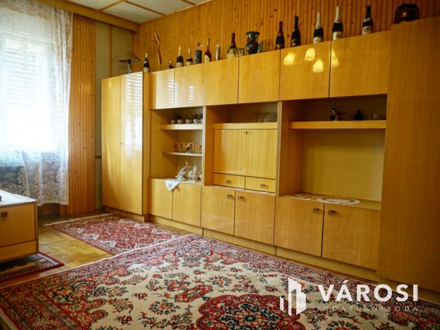 Jó állapotú, retró stílusú családi ház borospincével!
