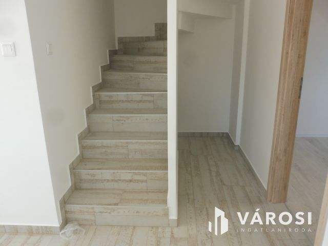 Újszegedi,nyugis,zöld-környezetben ház eladó.