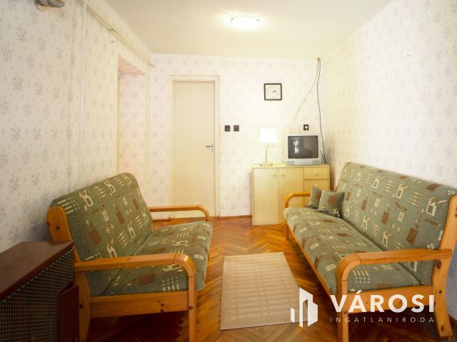 Közkedvelt utcában lépcsőmentes családi ház eladó!