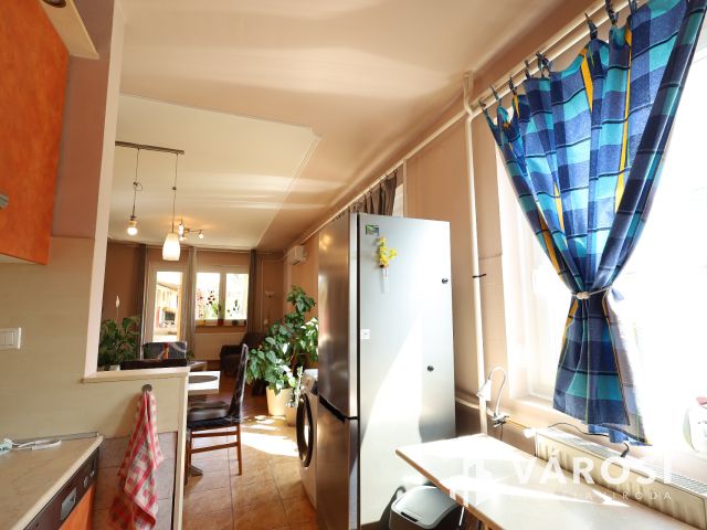 „4 külön szoba,de igény szerint akár 6 szobássá alakítható.”