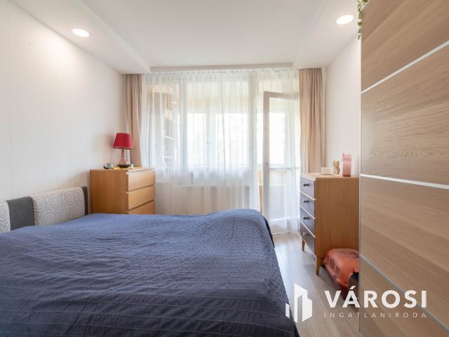 Világos, 2 szobás lakás beépített erkéllyel, remek helyen