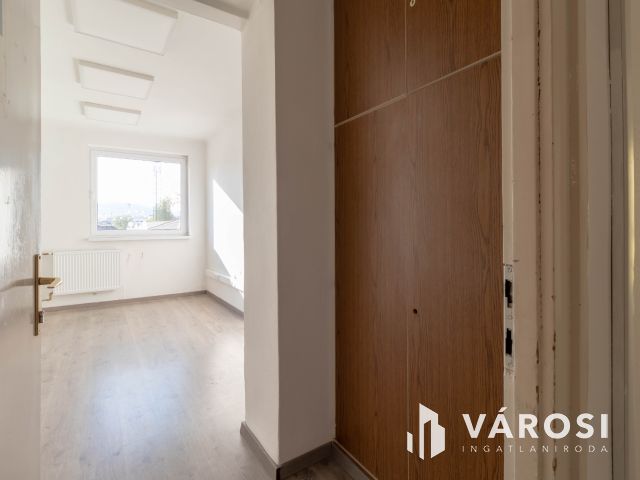 2. emeleti, 16 m2-es iroda kiadó Fáy utcai irodaépületben