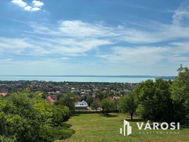 Körpanorámás nyaraló Balatonfüreden, a Tamáshegyen