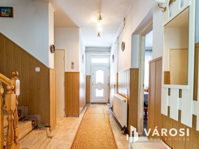 Több mint egy sorház- lakótér + kert + garázs + bővíthetőség